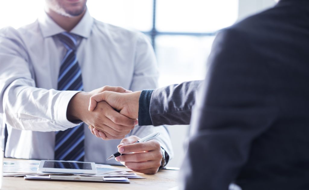 コンテンツマーケティング代行ならニュートラルワークスへ 握手の様子