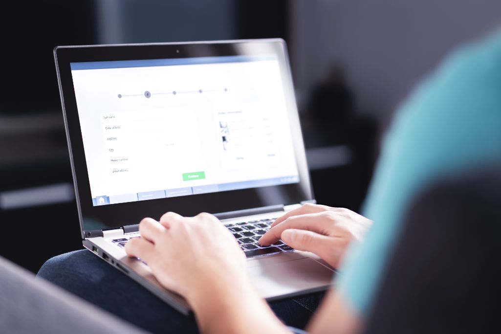 フォームに入力する女性