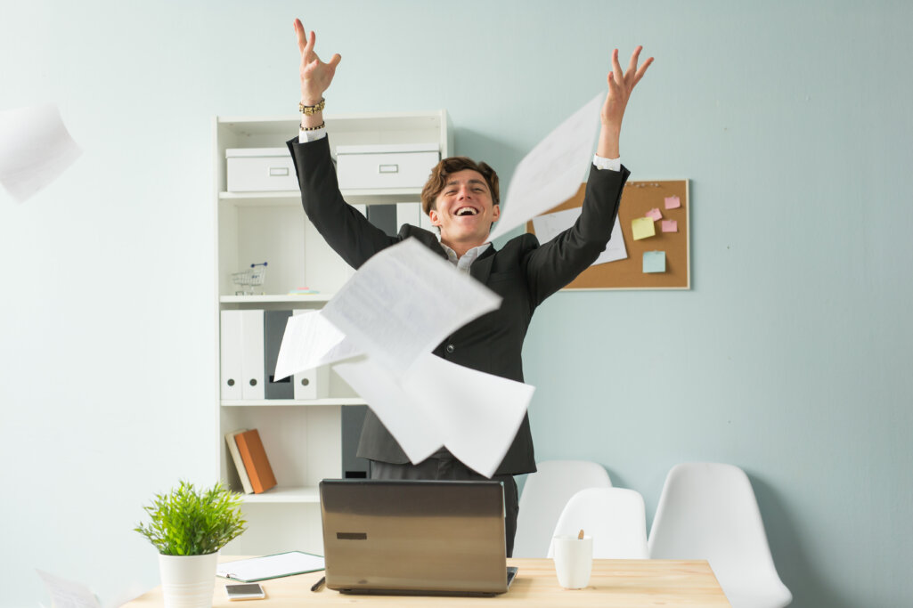 Google広告の審査は土日や祝日にも行われる？